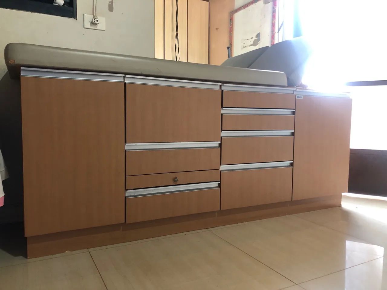 Maca de atendimento com armário  - Foto 2
