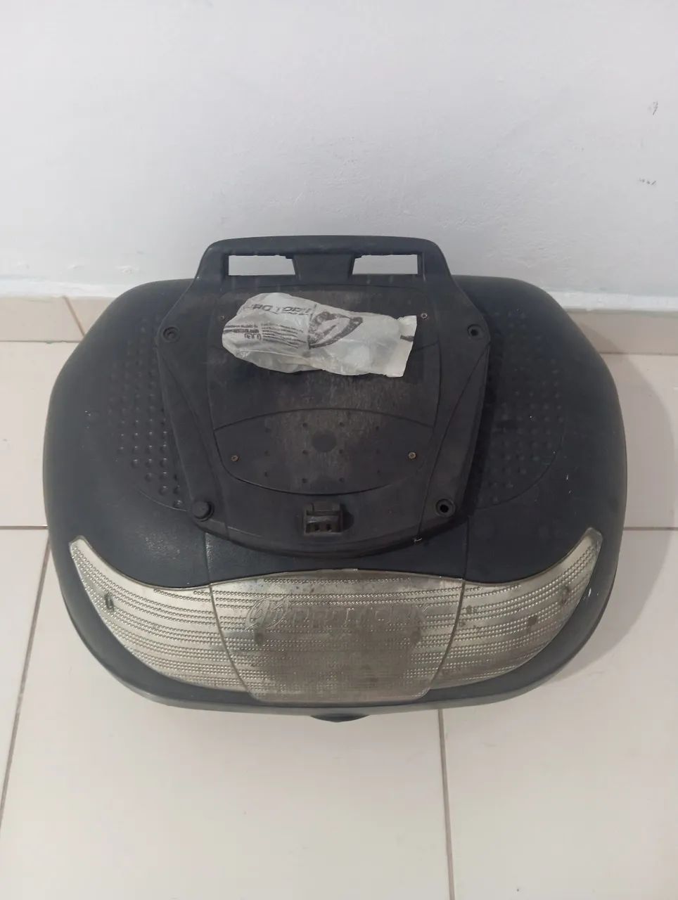 Vendo baú de moto protork 45 litros acompanha base. 