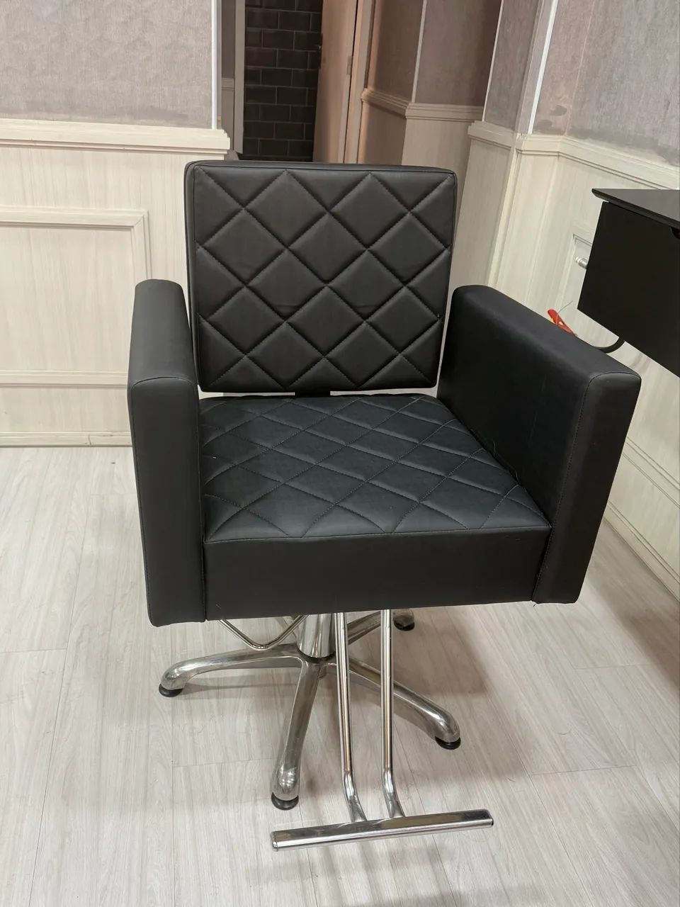 Cadeira para Cabelereiro fixa LUMI - Foto 3