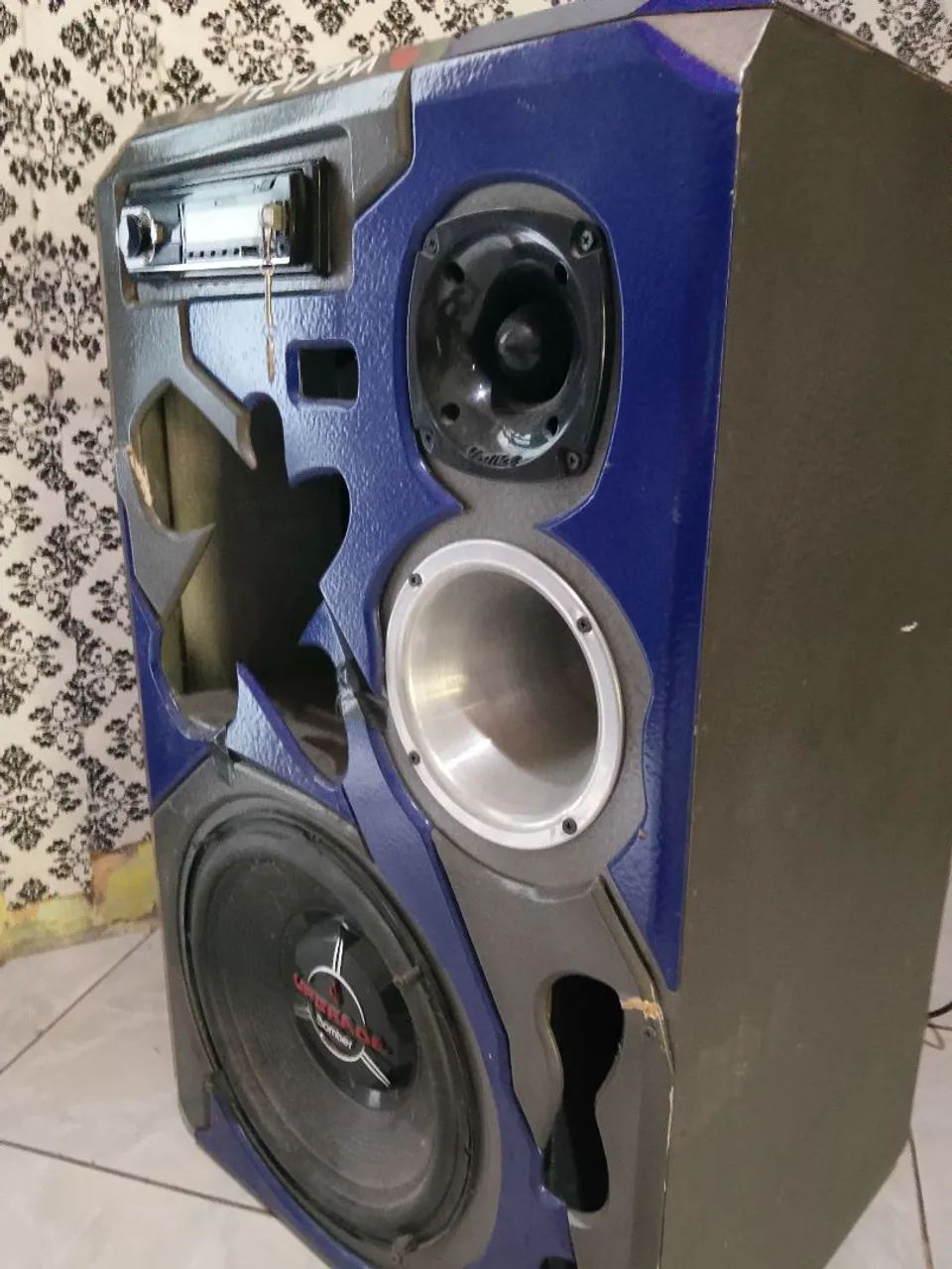 Vendo uma caixa de som uma de uma 6x9 uma corneta uma muita 2modulo e uma mesa