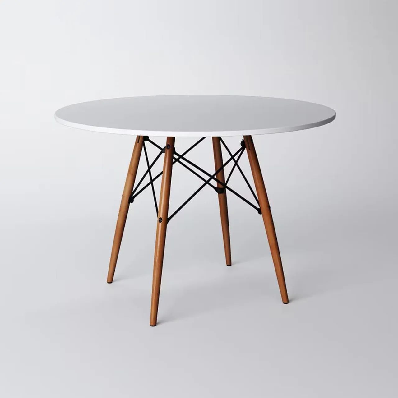 Mesa redonda estilo Eames com tampo branco e pés de madeira 110 cm