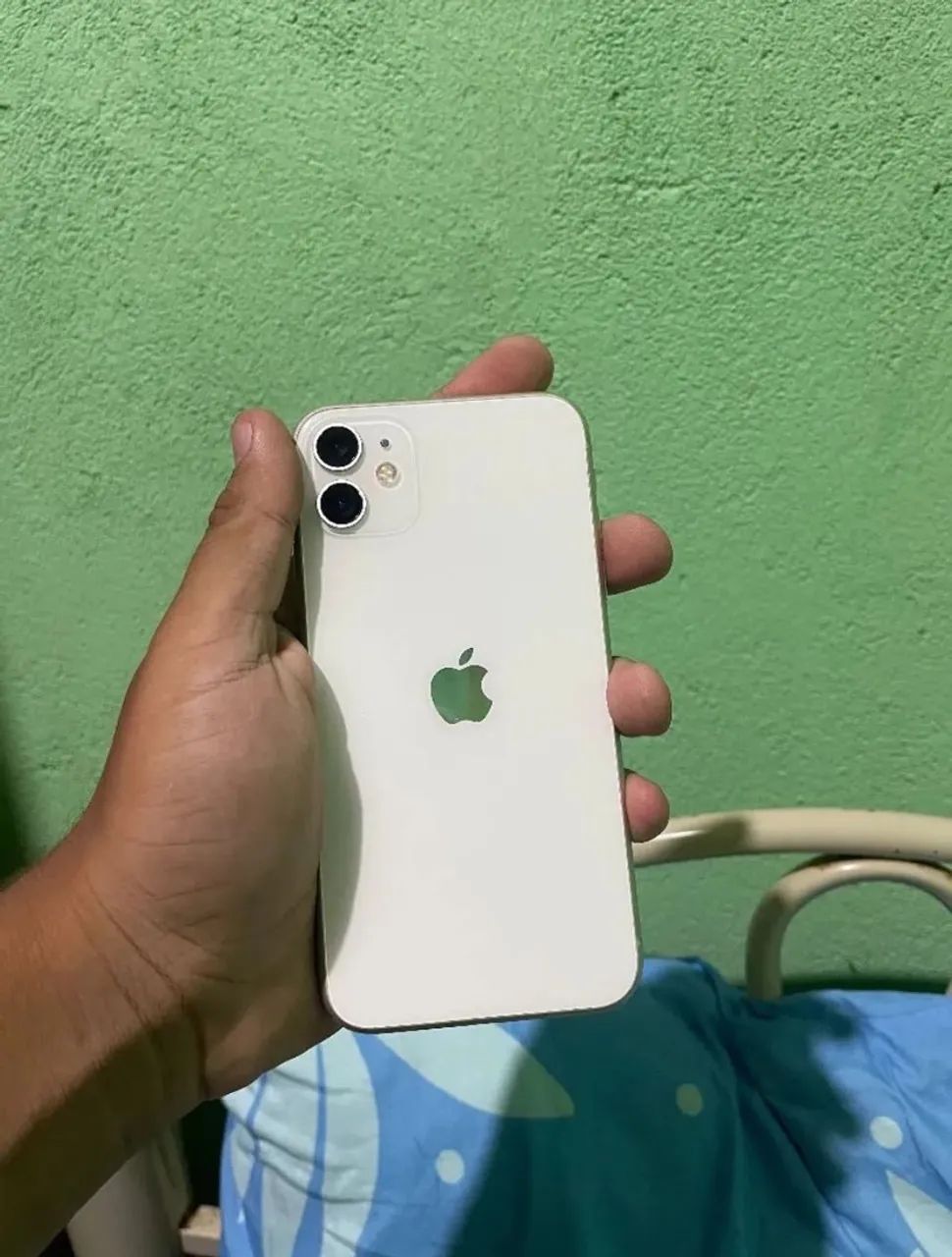 iPhone 11 64GB branco Face ID off pego Android mais volta de 100 pra mim  - Foto 3