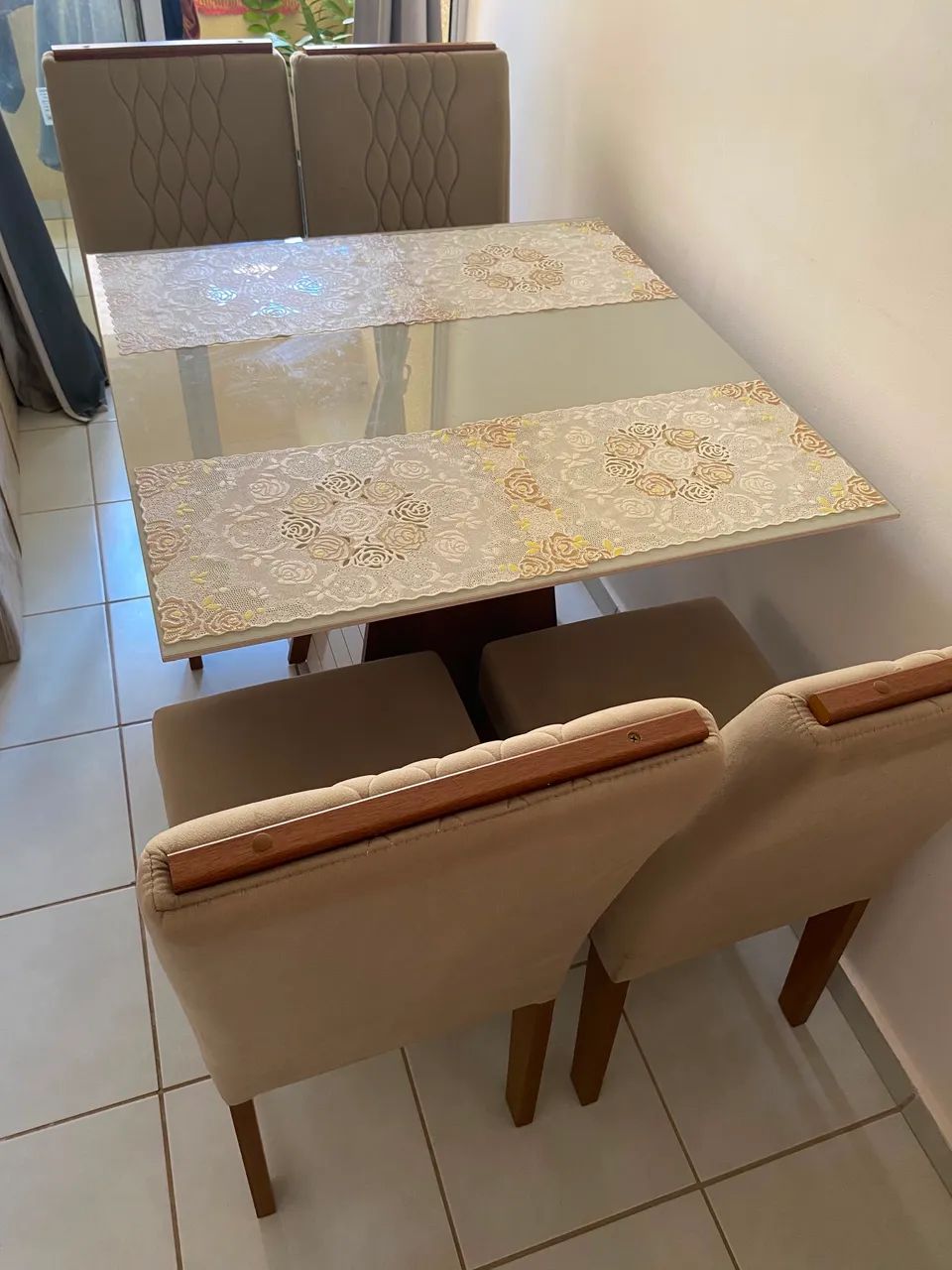 Vendo Conjunto de Mesa com 4 Cadeiras - Foto 2