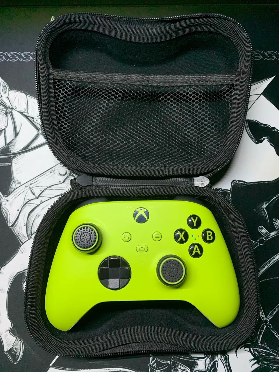 Controle Xbox Series Eletric Volt + Case de Transporte 