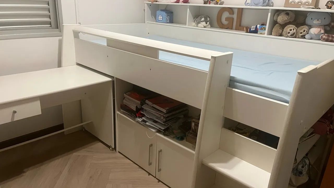 Cama com escada e mesa EXCELENTE