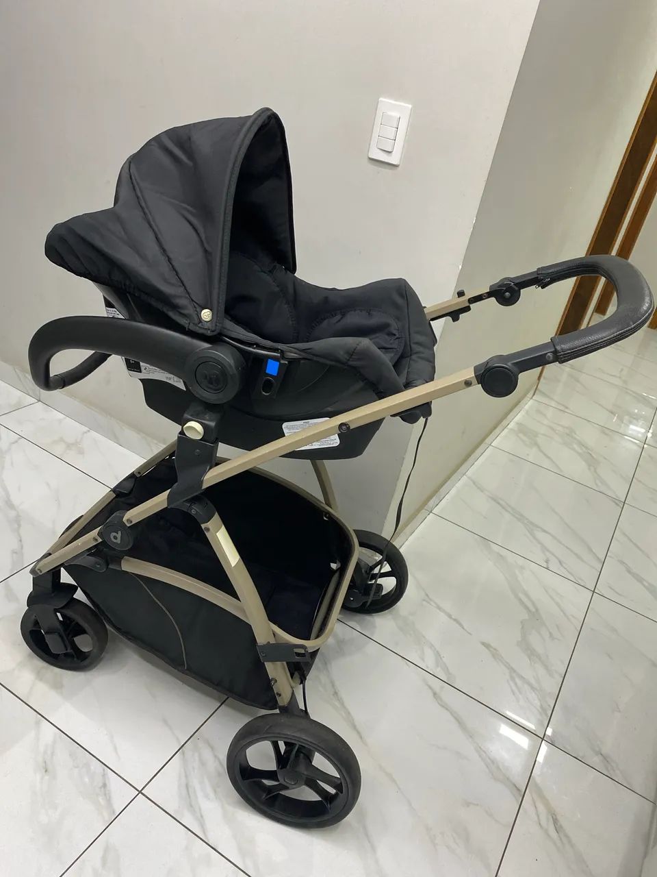 Carrinho de bebê Galzerano + bebê conforto - ótimo estado - Foto 2
