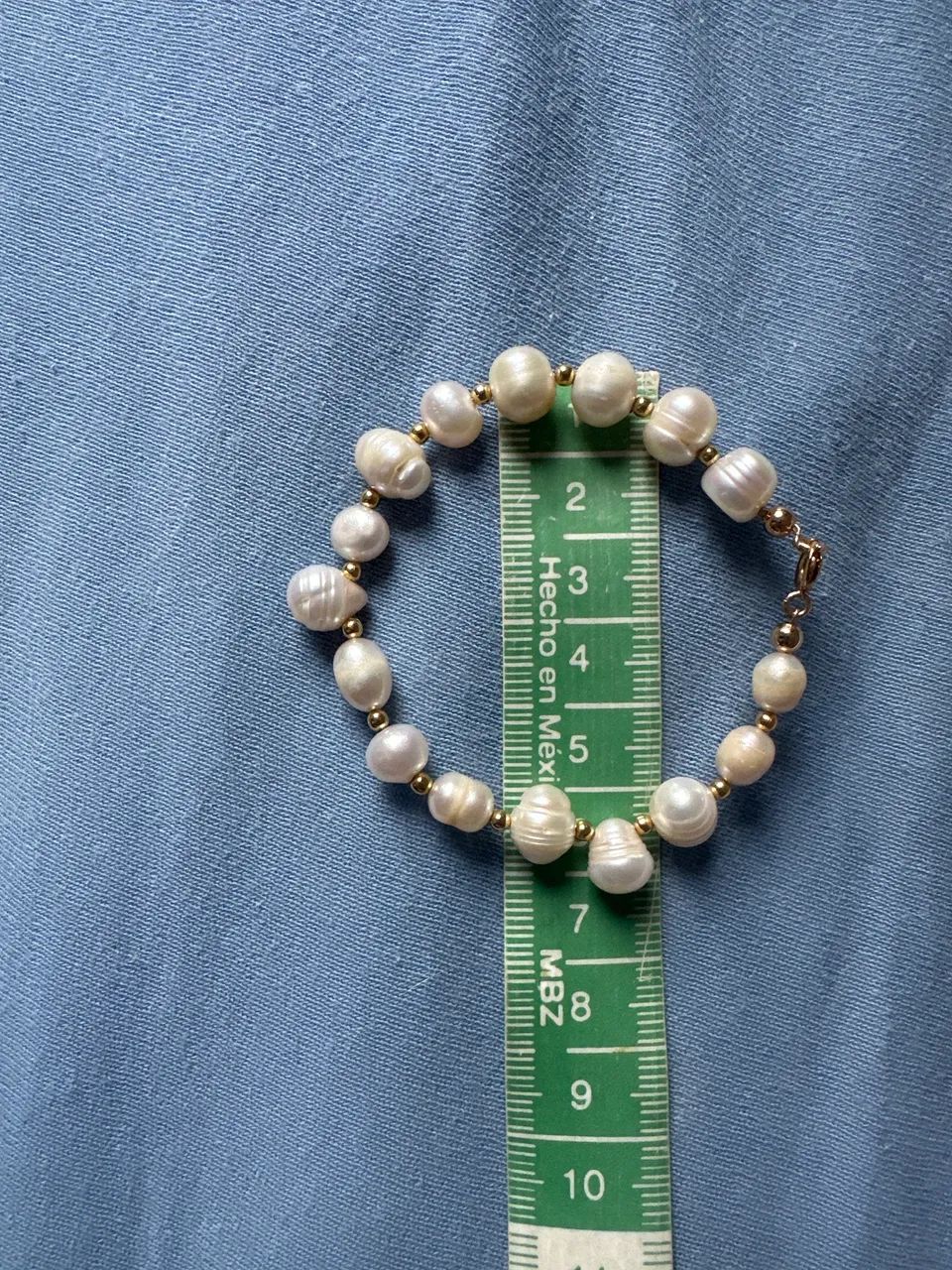 Pulseira pérolas meios e fecho dourado  - Foto 4