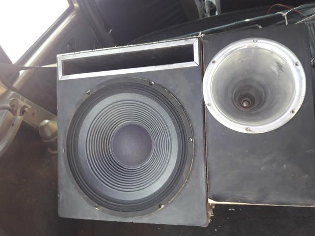 Caixa com alto falante de 15 mais o modulo b buster 600$