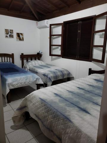 Linda e ampla casa à beira mar - Foto 11