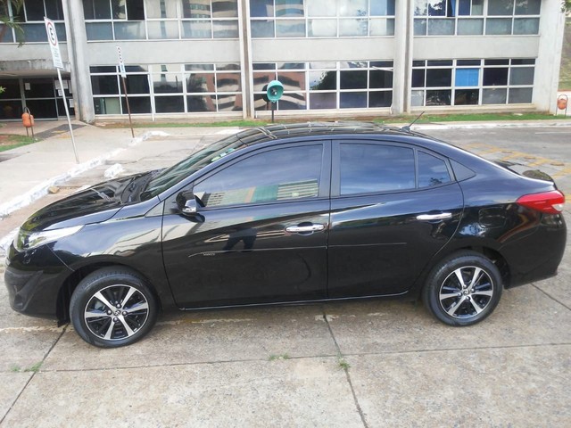 VENDO YARIS COMPLETO