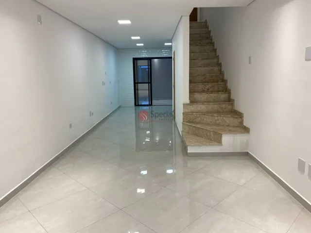 Sobrado novo à venda na Penha de 135 m², 3 dormitórios, 1 suíte, 2 vagas de garagem.