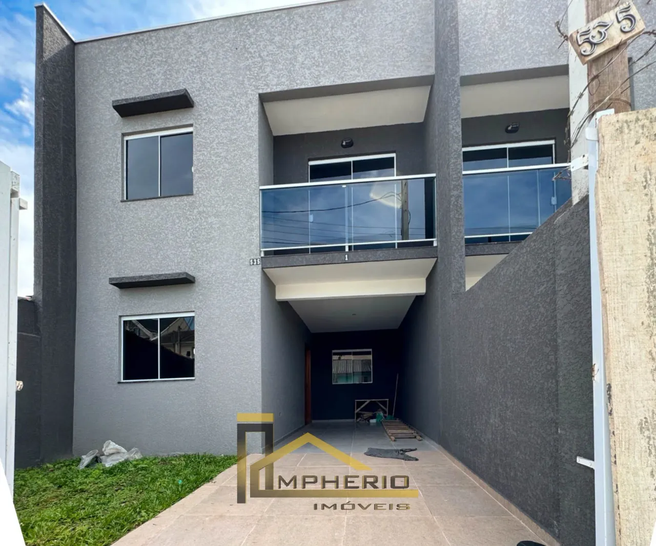 Excelente Sobrado à Venda no Sítio Cercado, Curitiba-PR: 3 Quartos, 1 Suíte, 2 Salas, 3 Ba