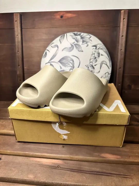 Chinelo nuvem bege