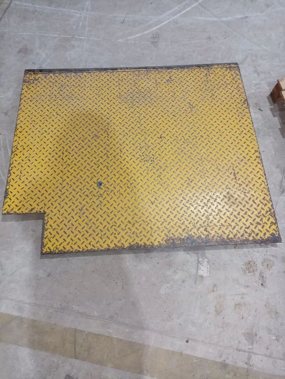 Plataforma metálica industrial amarela antiderrapante