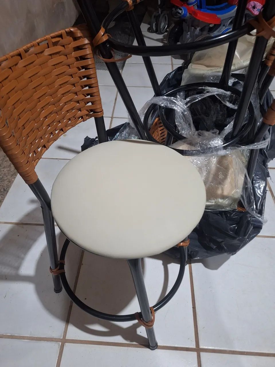 Banqueta baixa 4 und por 350 (nunca usadas) - Foto 2