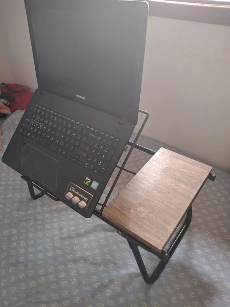 Suporte para Notebook Colo Dobrável Aramado com Madeira