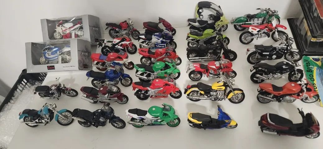 28 miniaturas de motocicletas modelos diversos, escala 1/18