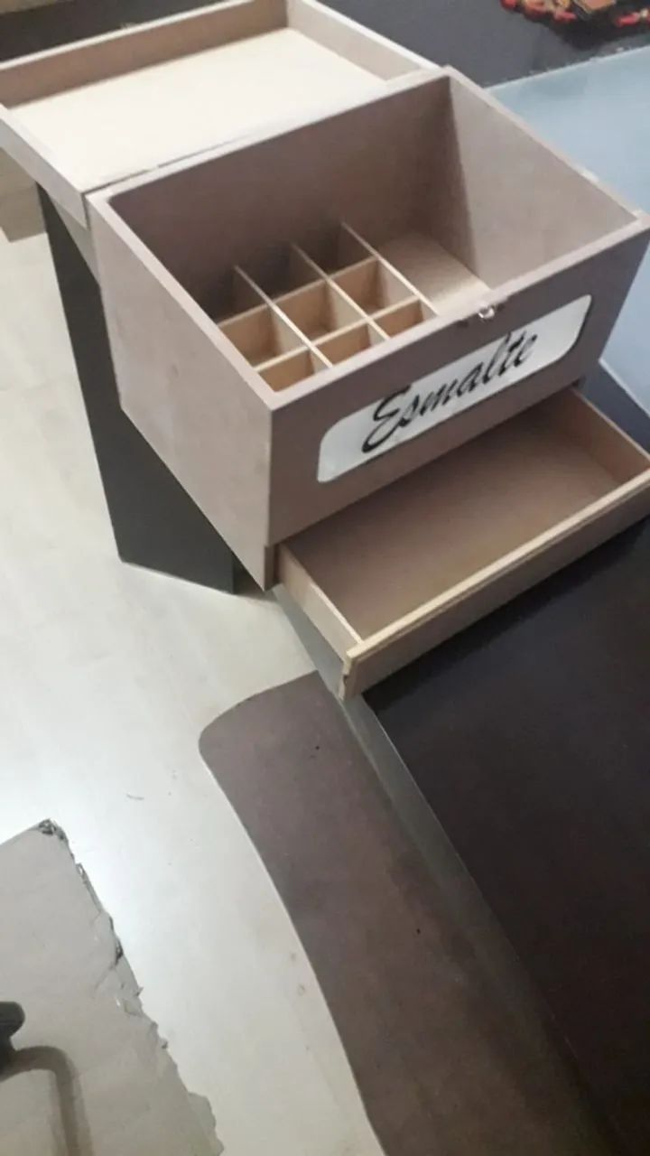 Caixa para esmalte com pequenas divisórias e gaveta em MDF nova - Foto 2