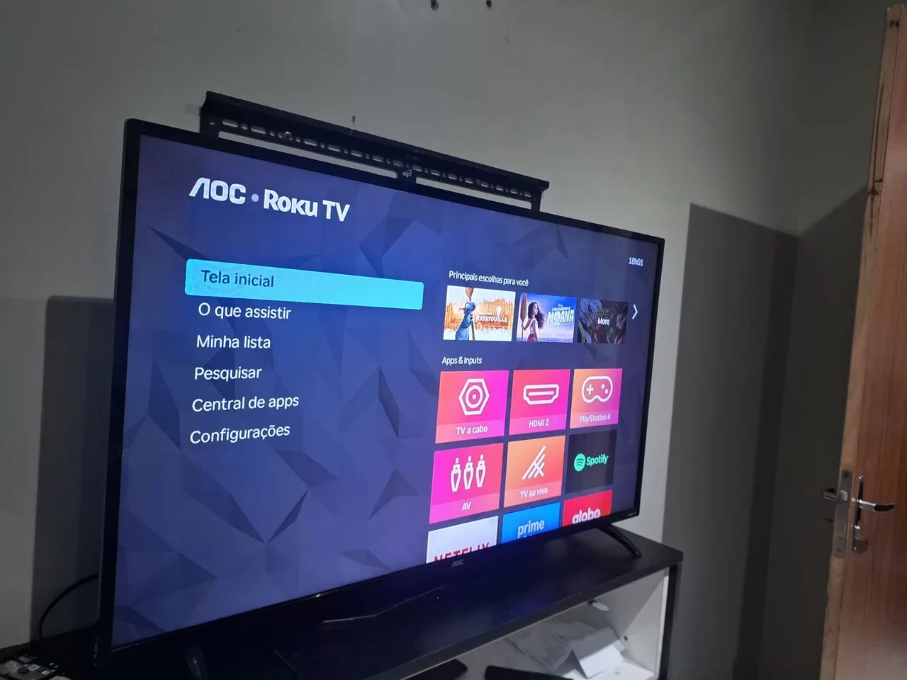 Smart TV Roku 43 polegadas Android pezinhos e controle  R$ 870 favo entrega  - Foto 2