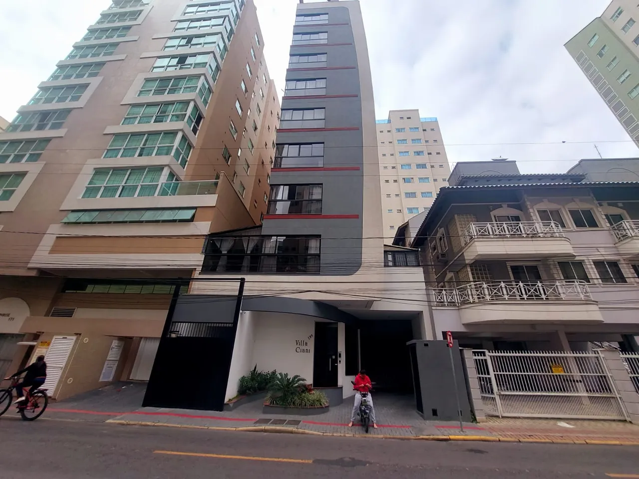 Imóvel para aluguel tem 90 metros quadrados com 3 quartos em Meia Praia - Itapema - SC