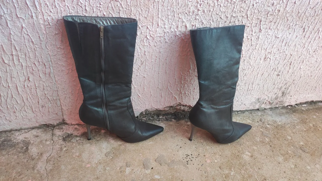 Botas femininas pretas de salto alto