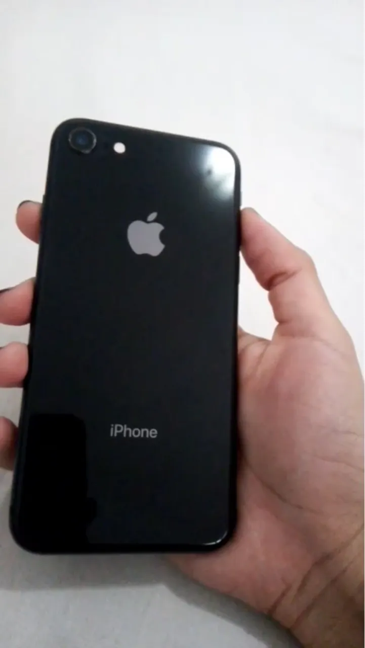 iPhone 8 64G + 3 capas e carregador