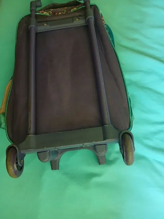 Mochila Infantil com Rodinhas - Princesas no Gelo - Foto 2