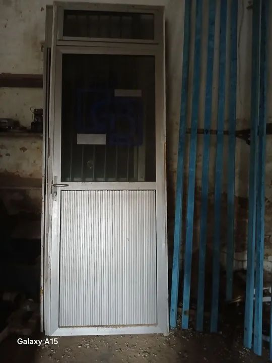 Porta de Alumínio com Grade