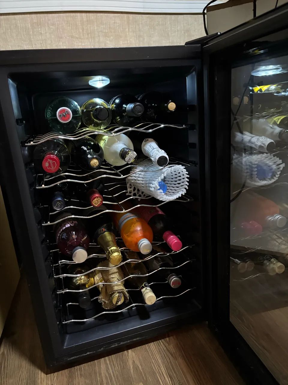 Adega Climatizada Spicy 28 Garrafas - Porta Espelhada e Painel