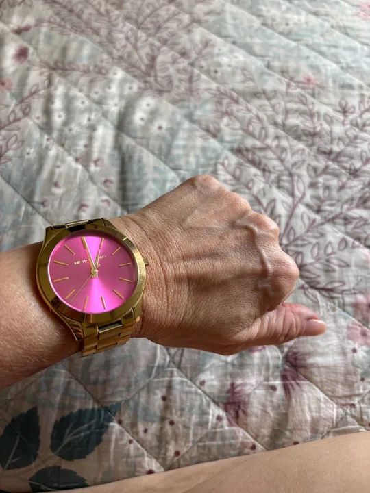 Relógio Michael Kors dourado fundo Rosa feminino - Foto 2