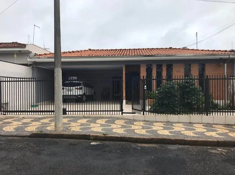 Casa à venda com 3 suítes e piscina em Descalvado/SP