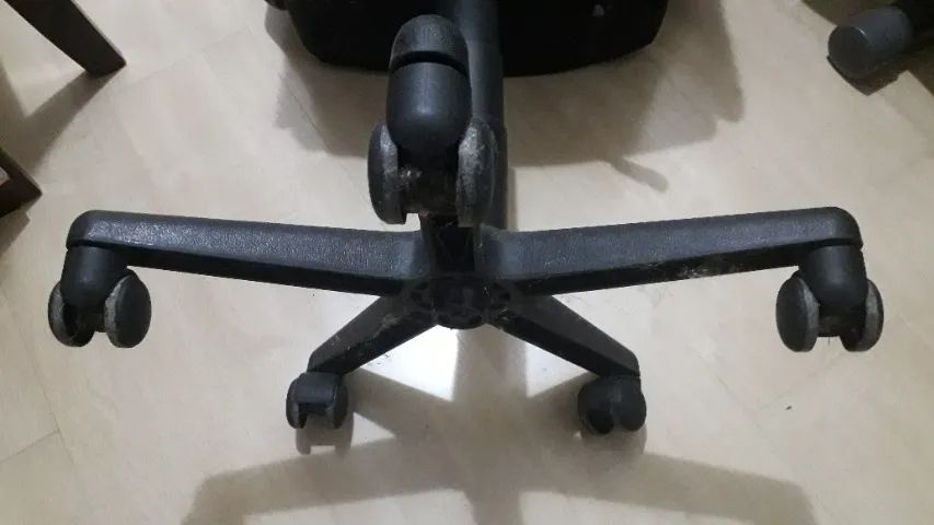 Cadeira giratória para diretor na cor preta usada    - Foto 5