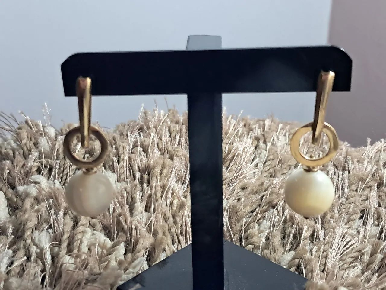 Brincos Dourados com Pérolas Elegantes - Foto 2