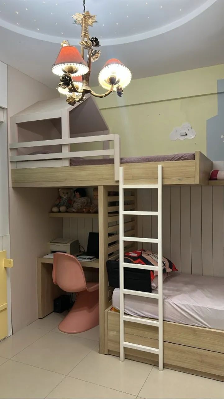 Beliche de madeira com escada