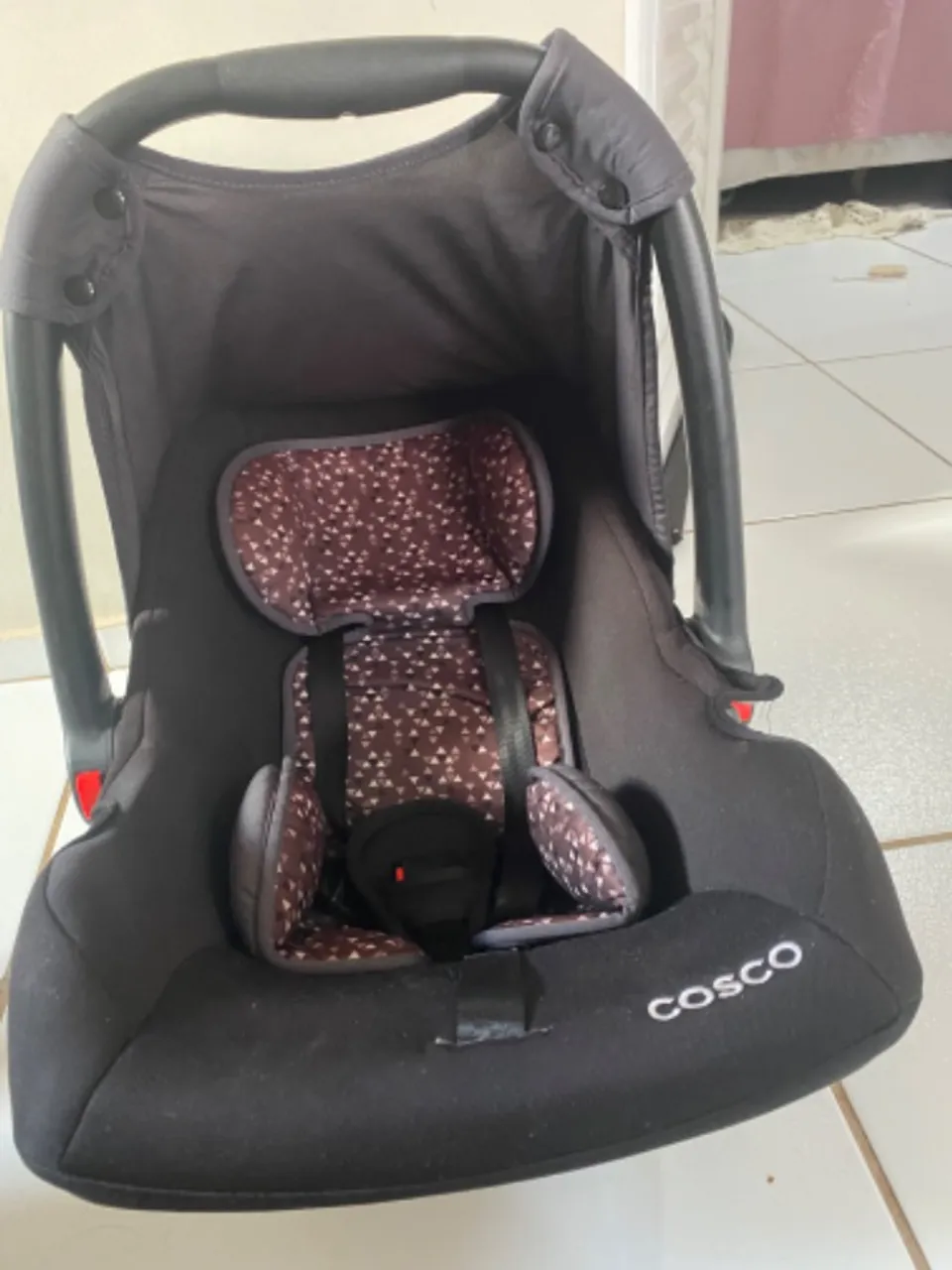 Bebê conforto Cosco acompanha 2 capas , preta e rosa .