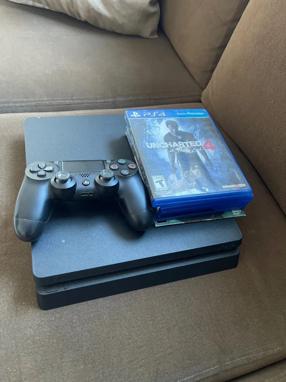 Sony Playstation 4 Slim + 1 Controle + 4 Jogos.