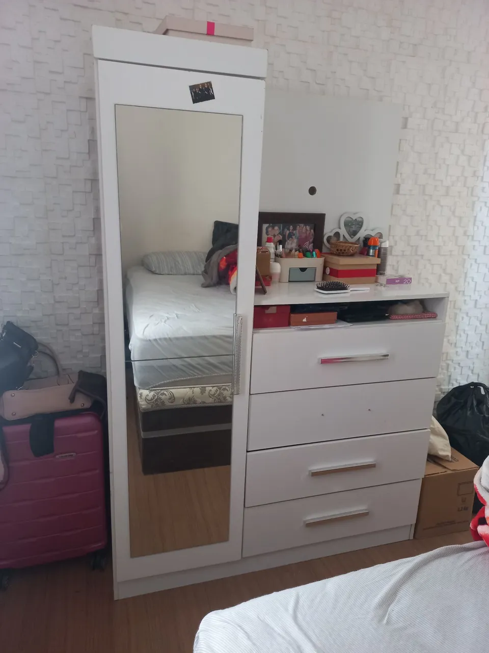 Guarda-Roupa com Espelho e Cômoda Integrada