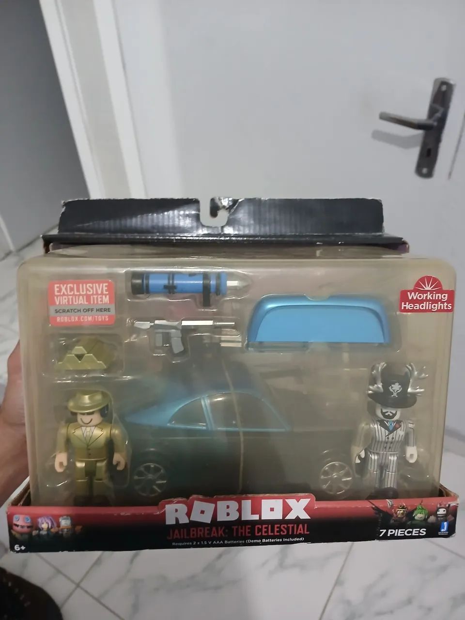Roblox Jailbreak: The Celestial - Kit com Carro e Figuras - Foto 4