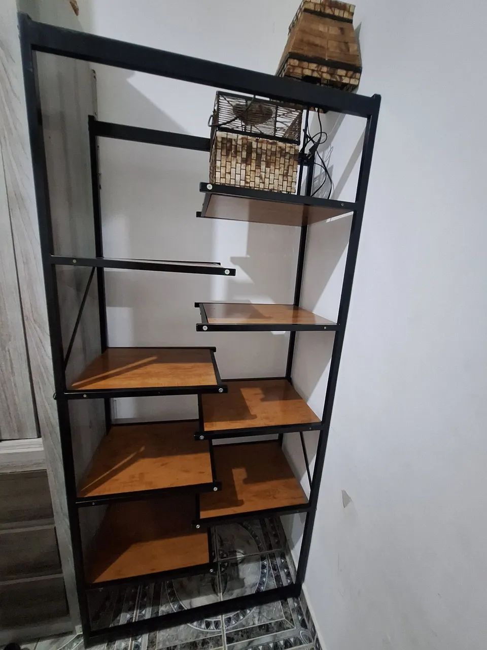 Estante de Metal com Prateleiras de Madeira