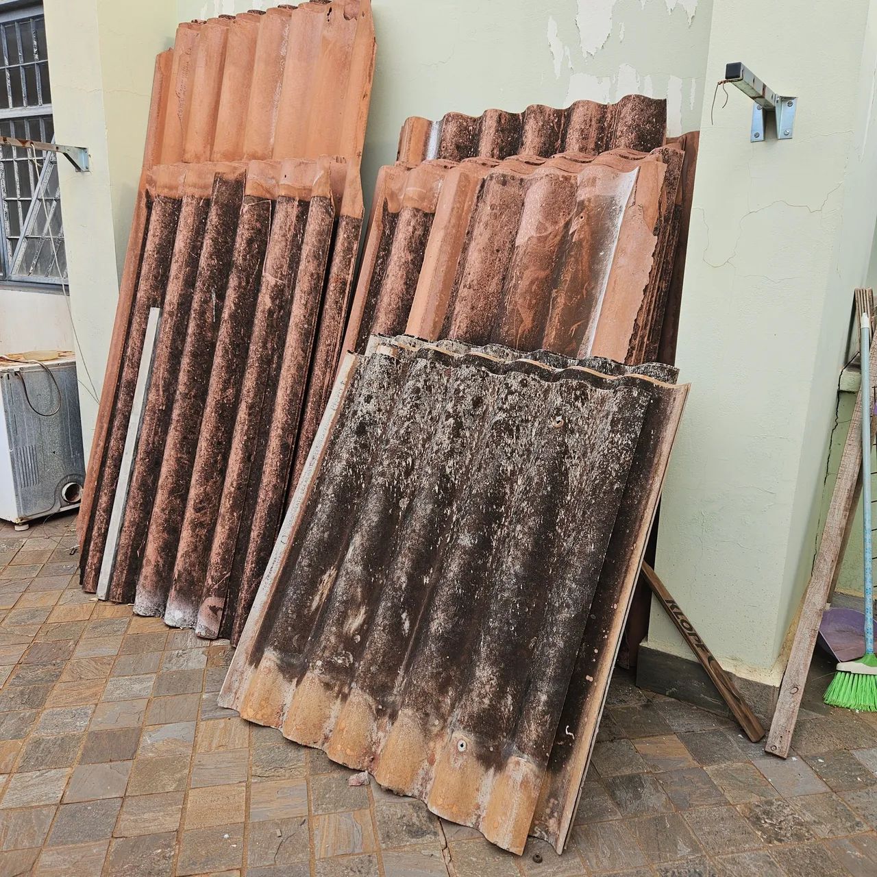 Telhas de fibro cimento usadas