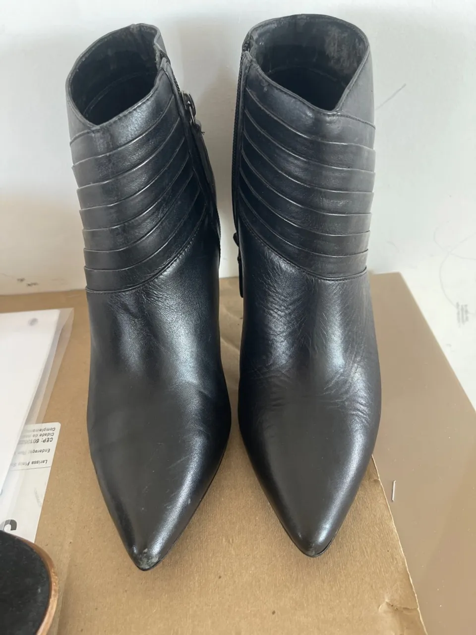 Bota de couro preta cano curto com salto