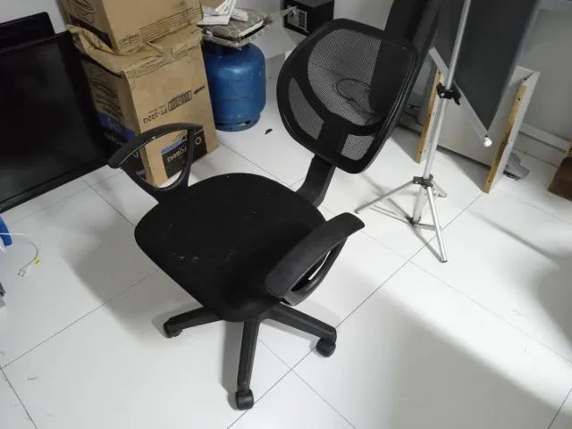 Cadeira de escritório giratória c/ braços e rodas em Plástico / Tecido Preto - Foto 3