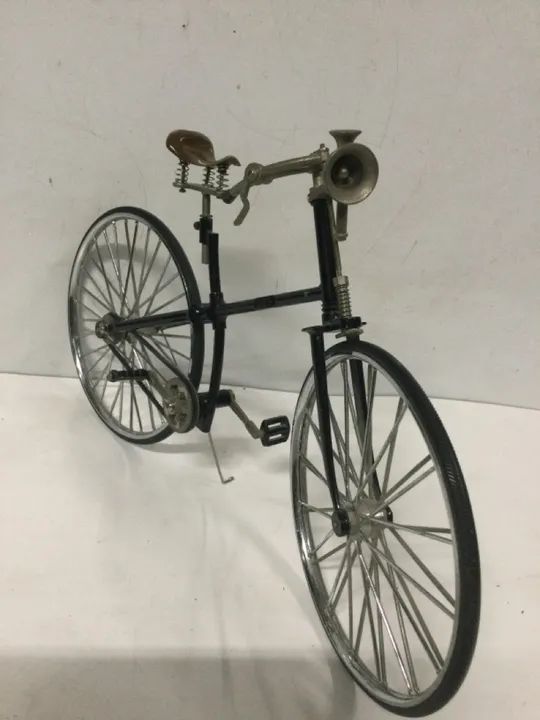Bicicleta antiga de metal - Foto 3