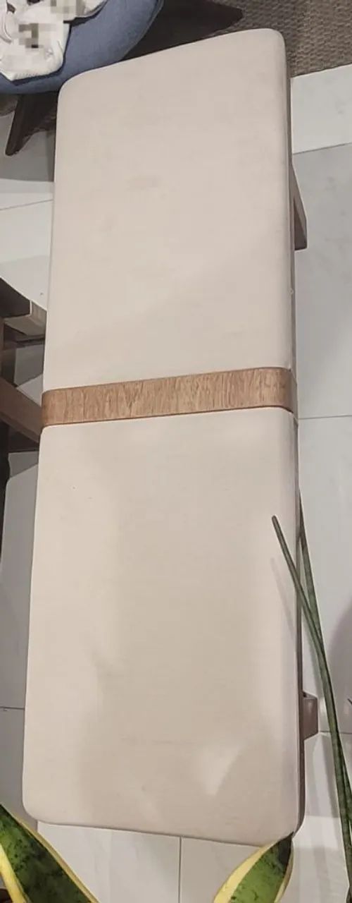 Kit com 02 Bancos de três lugares estofado beje e madeira 140cm