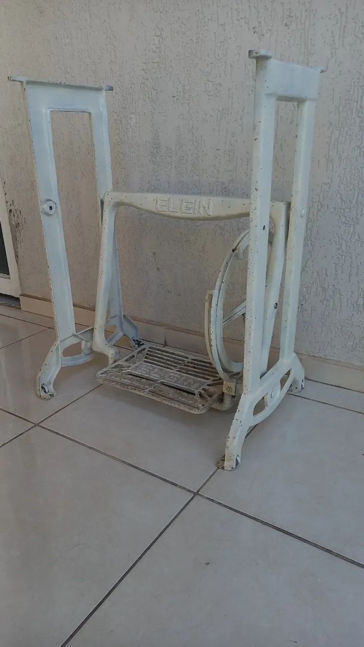 Base de máquina de costura antiga.