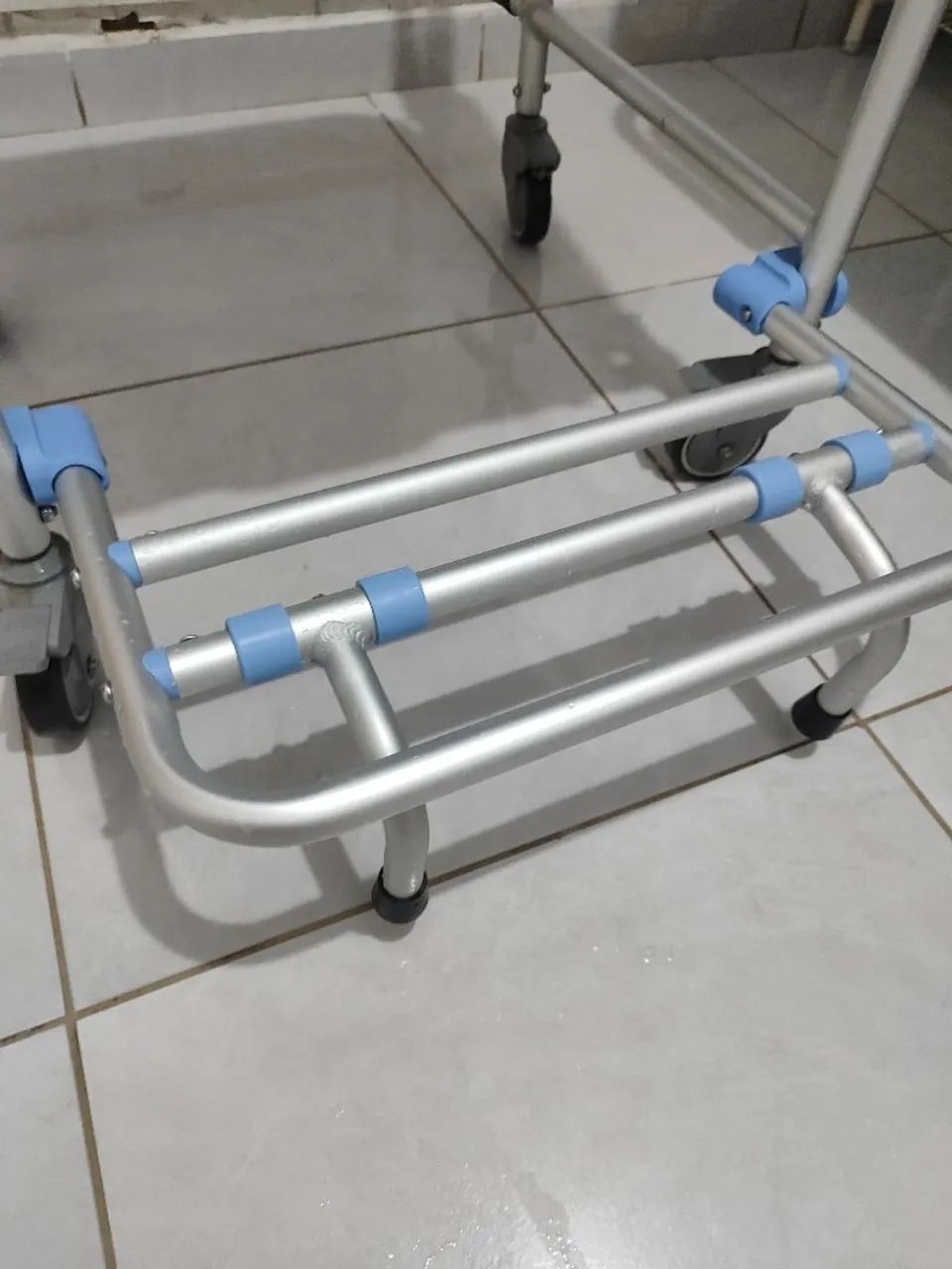 Vendo cadeira idoso para banho seminova  - Foto 4