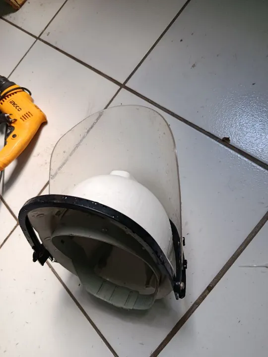 Vendo o capacete epi proteção o viseira