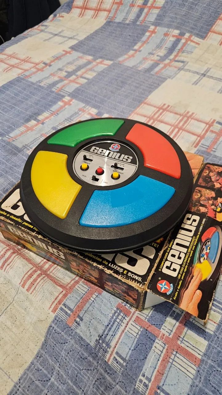VENDO JOGO GENIUS ORIGINAL - USADO, COM 1 LUZ QUEIMADA