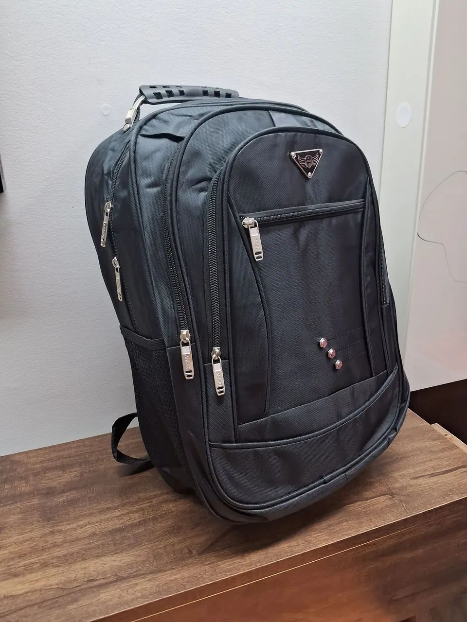 Mochila preta espaçosa e funcional 4 bolsos 40 litros - Foto 2