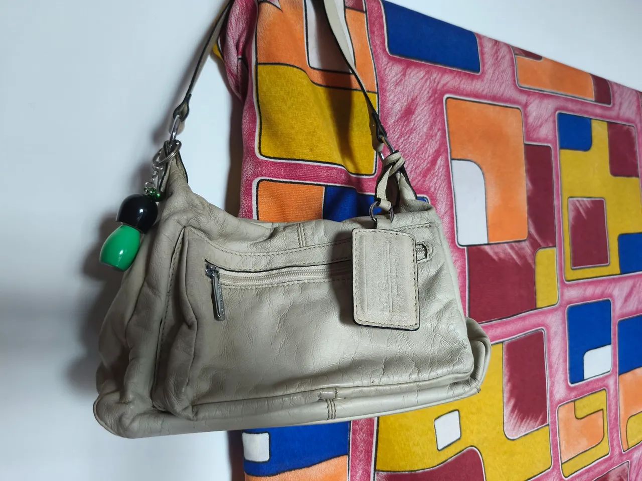Bolsa de Ombro Bege com Detalhes Charmosos - Foto 2